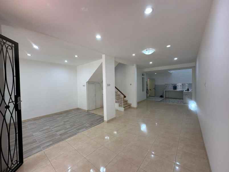 dijual cepat rumah bagus 2 lantai row 3 mobil nego