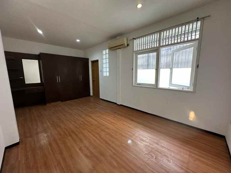 dijual cepat rumah bagus 2 lantai row 3 mobil nego