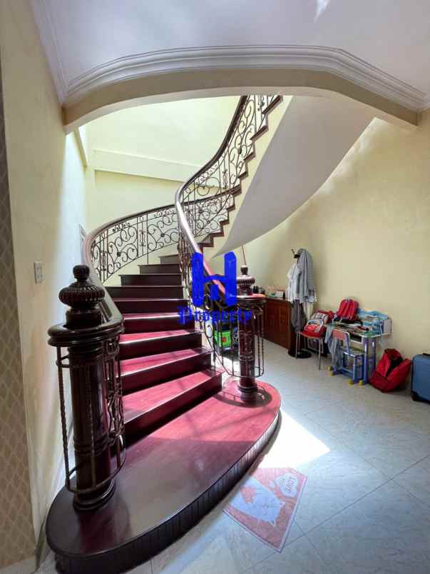 dijual rumah 2 5 tingkat di komplek cemara hijau medan