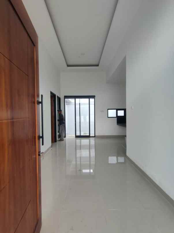 dijual rumah 2 km alun paseban