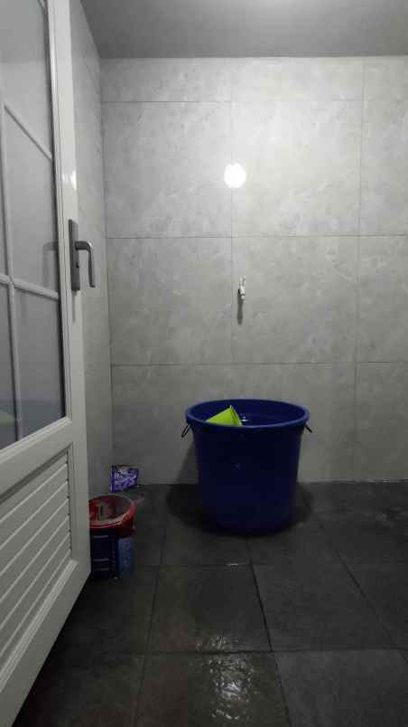 dijual rumah cantik pinggir jalan raya utama