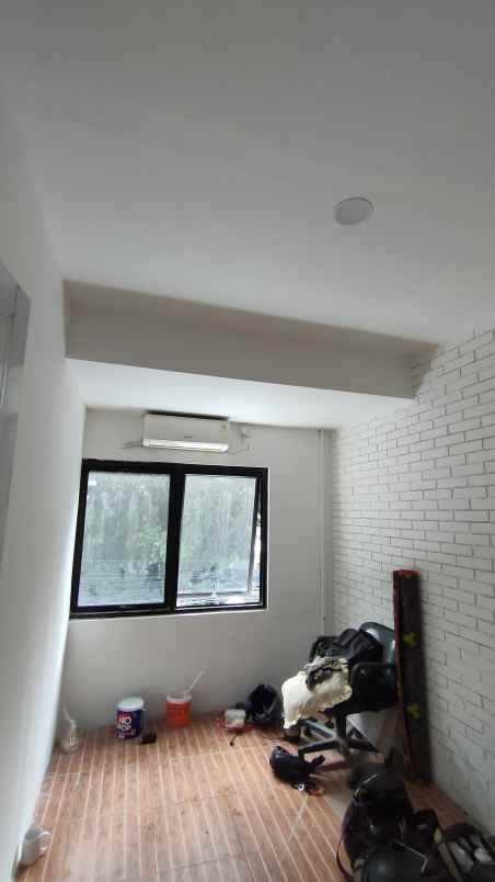 dijual rumah cantik pinggir jalan raya utama