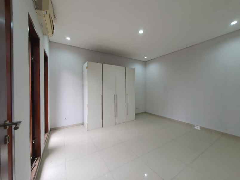 dijual rumah casa 23 lebak bulus jakarta selatan