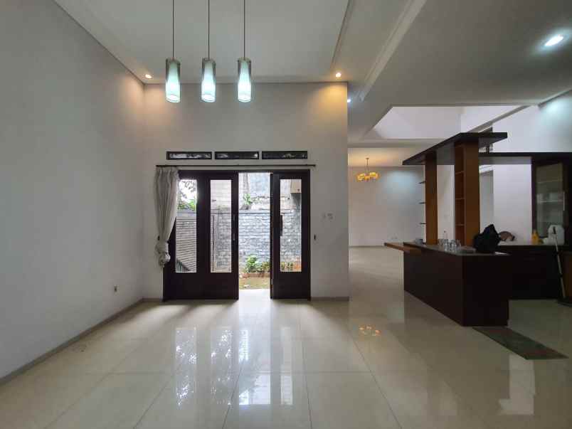 dijual rumah casa 23 lebak bulus jakarta selatan