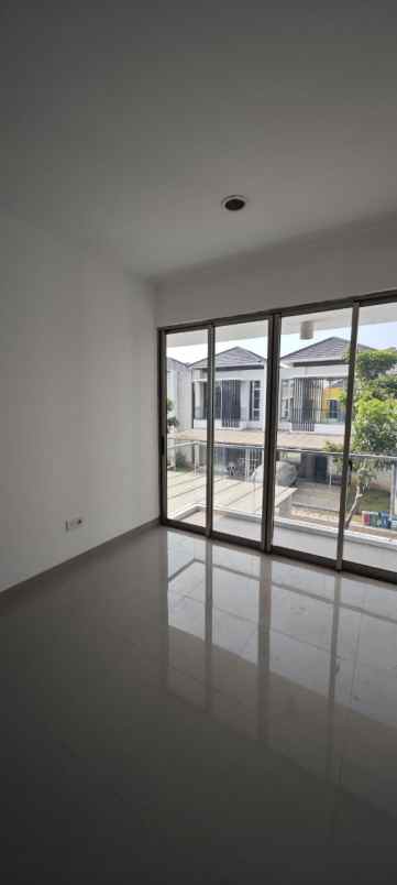 dijual rumah cluster scarlet pik2