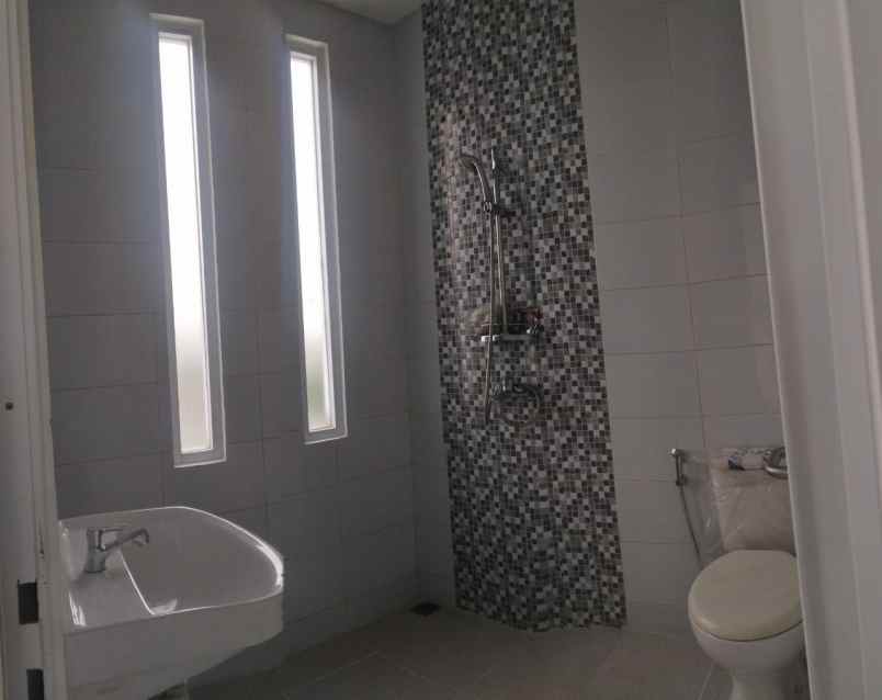dijual rumah cluster serua indah