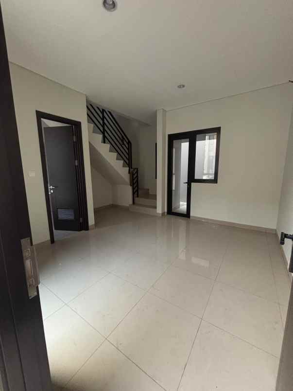 dijual rumah cluster viola summarecon
