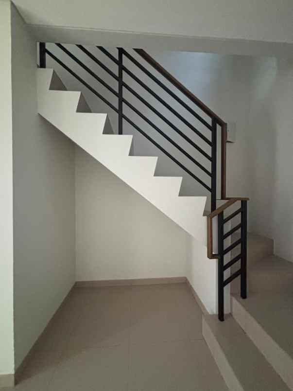 dijual rumah cluster viola summarecon