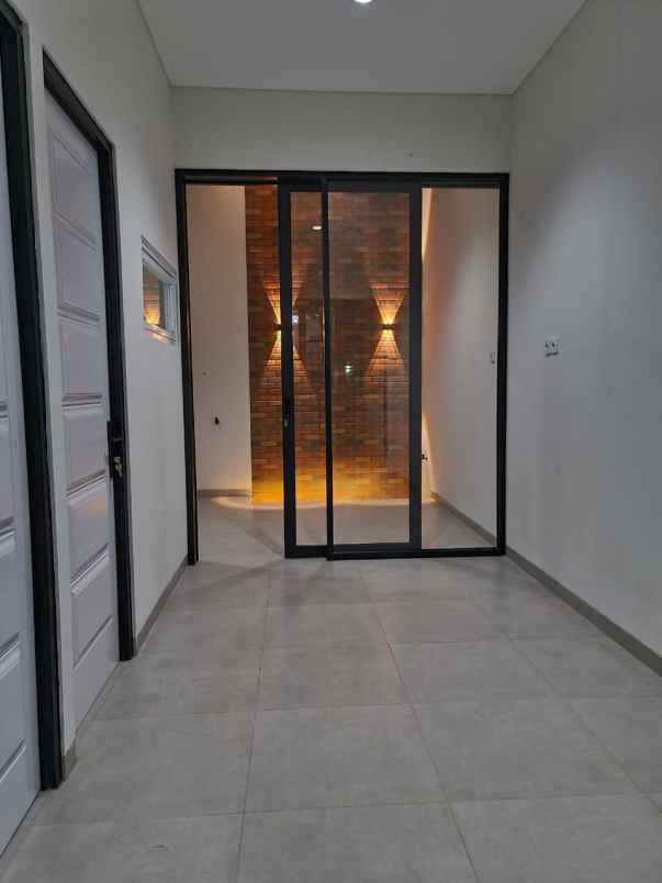 dijual rumah design moderen siap huni lokasi strategis