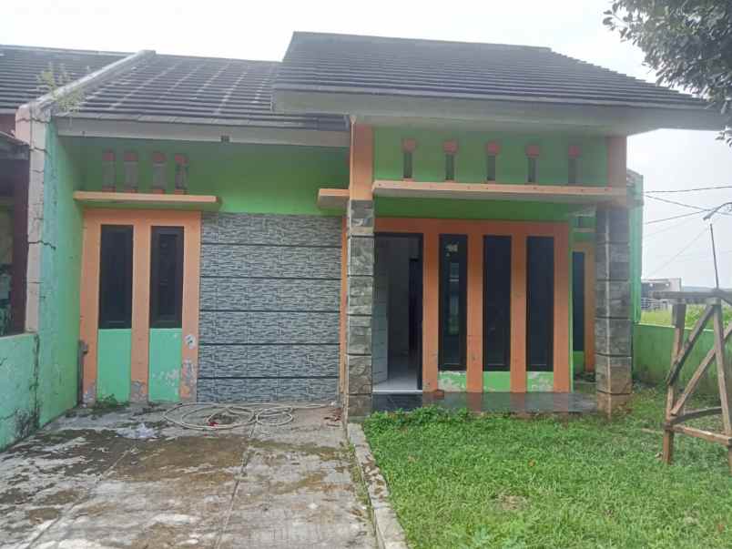 dijual rumah di perum bumi wanareja indah subang