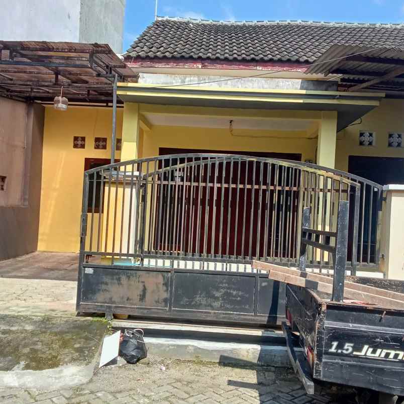 dijual rumah di perumahan graha kota blok p1 03 kediri