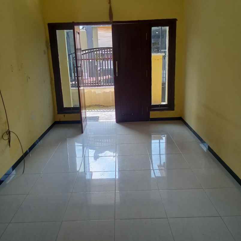 dijual rumah di perumahan graha kota blok p1 03 kediri