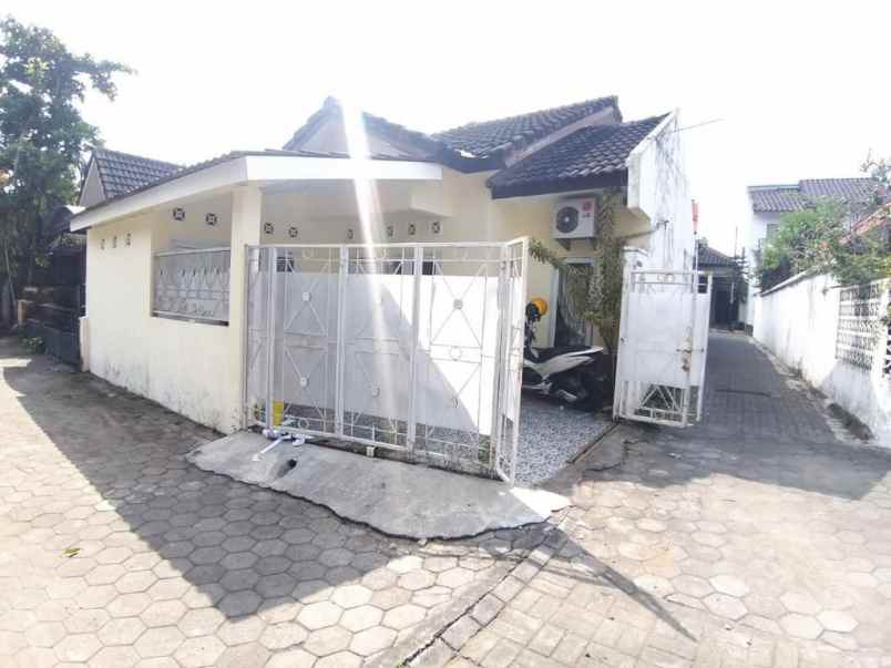 dijual rumah di sariharjo sleman harga rp800 juta nego