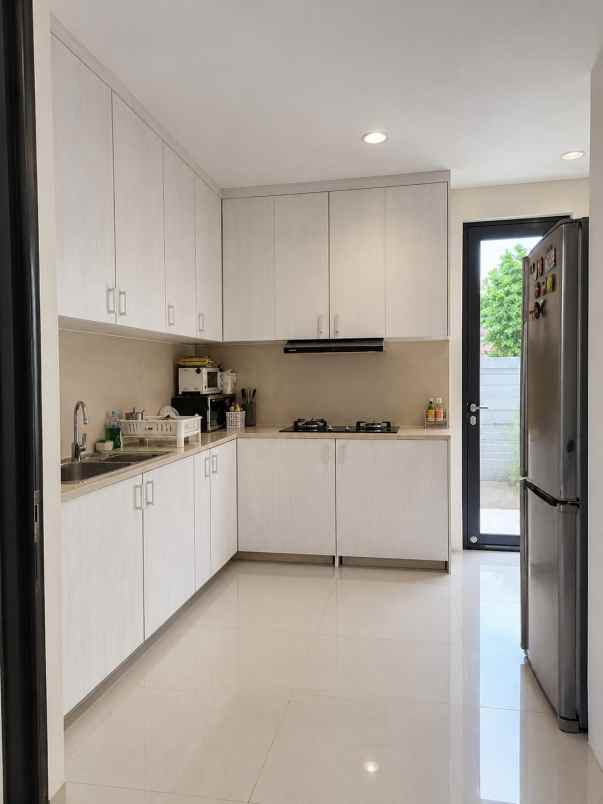 dijual rumah graha famili