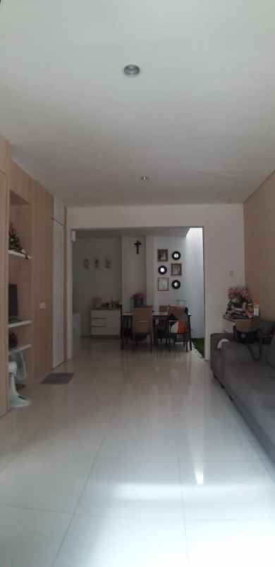 dijual rumah graha natura