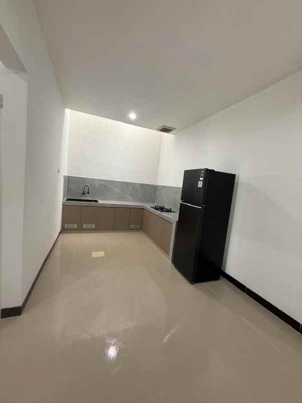 dijual rumah green mansion regency