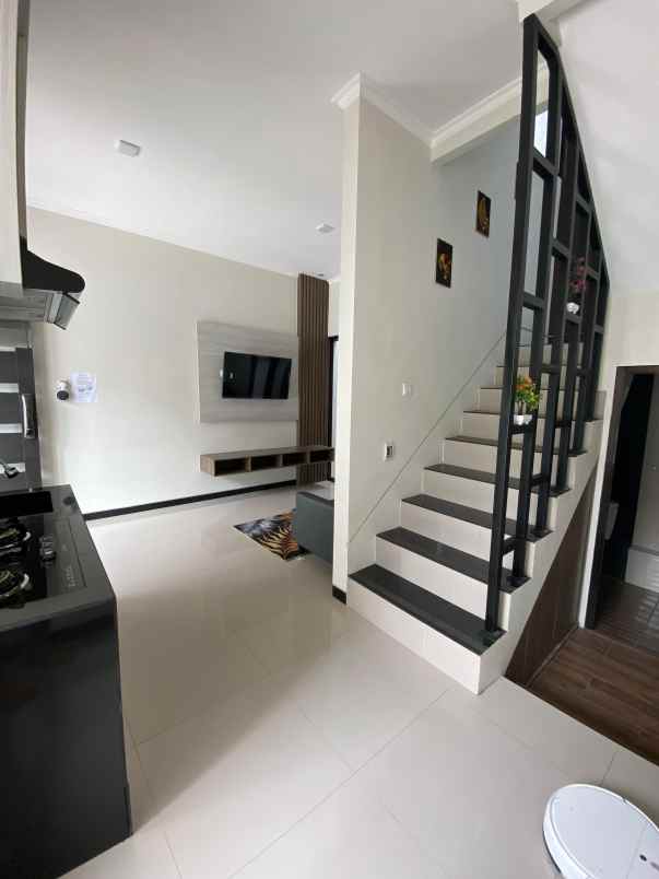 dijual rumah harmoni kutisari selatan