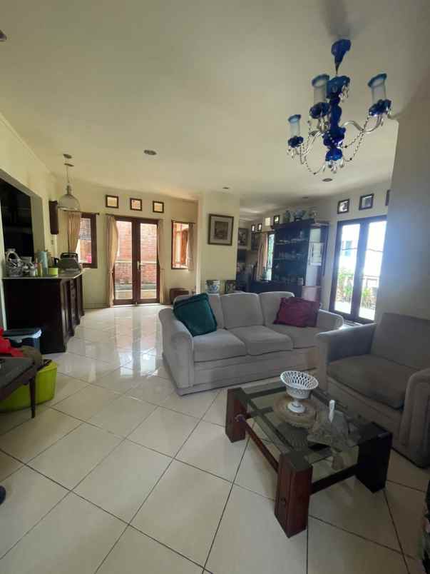 dijual rumah hook komplek