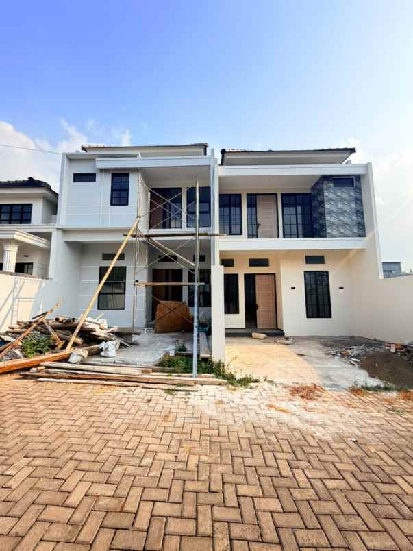 dijual rumah istana bandara pakis malang