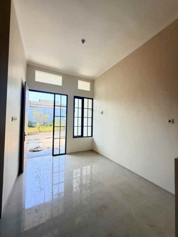 dijual rumah istana bandara pakis malang
