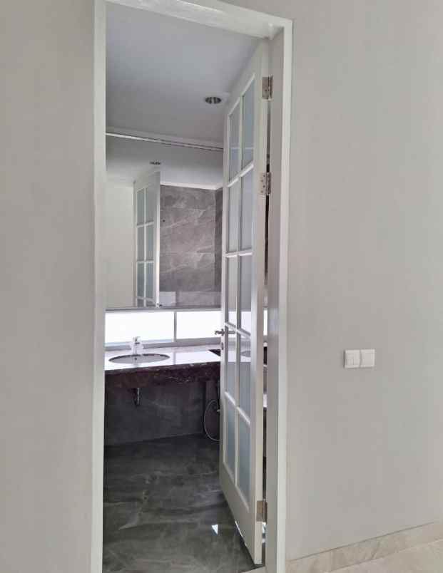 dijual rumah jalan boulevard barat raya
