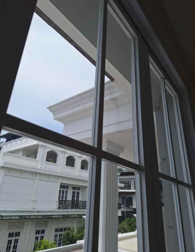 dijual rumah jalan boulevard barat raya