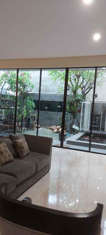 dijual rumah jalan graha natura