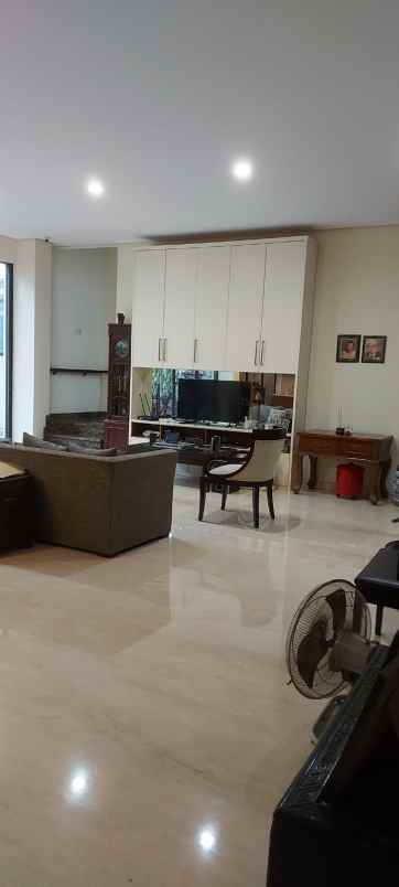 dijual rumah jalan graha natura