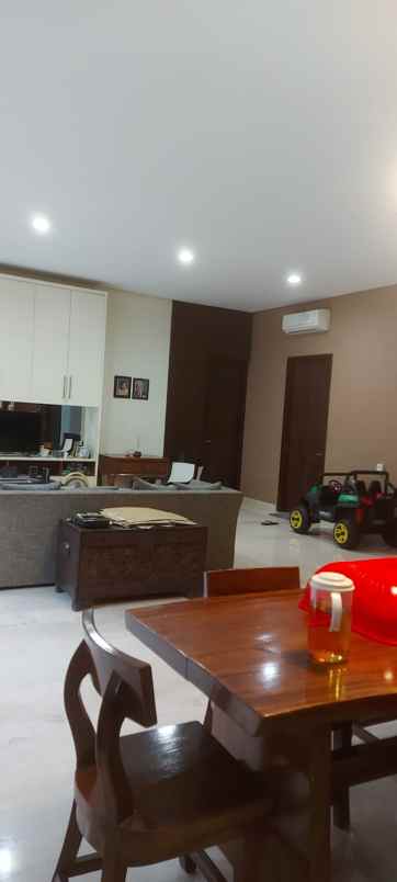 dijual rumah jalan graha natura