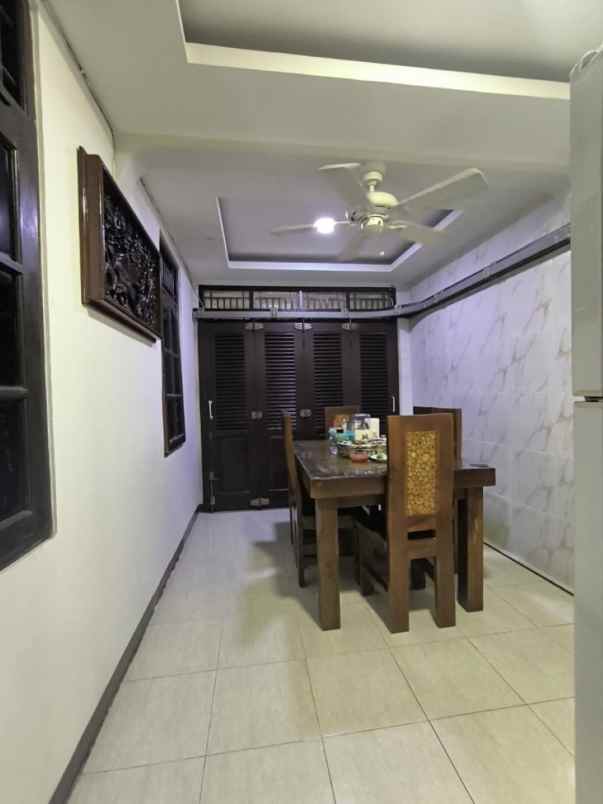 dijual rumah jalan kayu putih utara