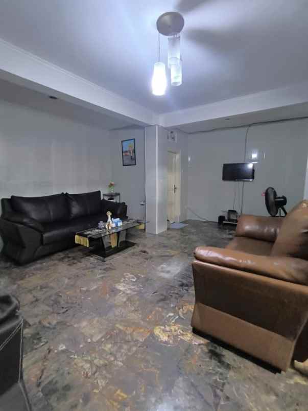 dijual rumah jalan kayu putih utara