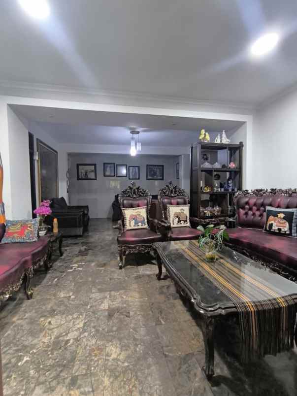dijual rumah jalan kayu putih utara