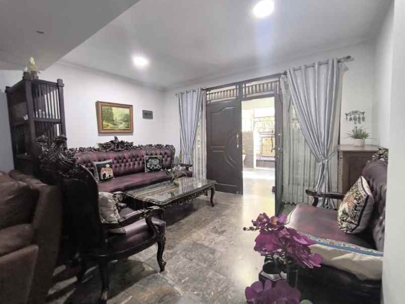 dijual rumah jalan kayu putih utara