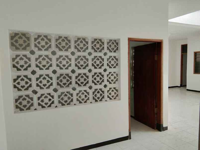 dijual rumah jalan petemon sidomulyo