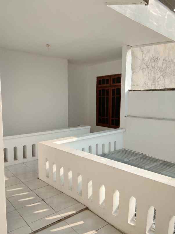 dijual rumah jalan petemon sidomulyo