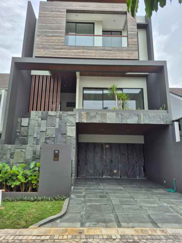 dijual rumah jalan queenstown citraland