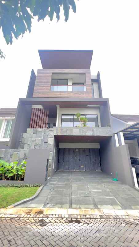 dijual rumah jalan queenstown citraland