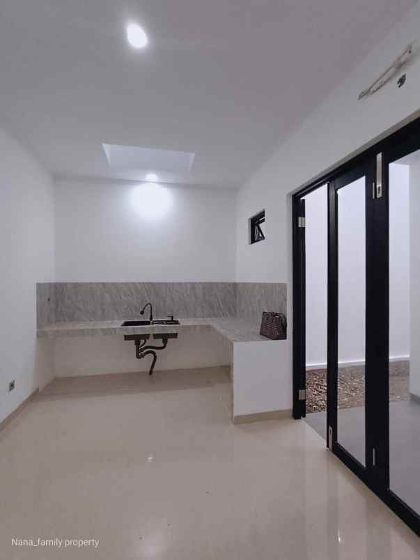 dijual rumah jalan raya meruya jakarta