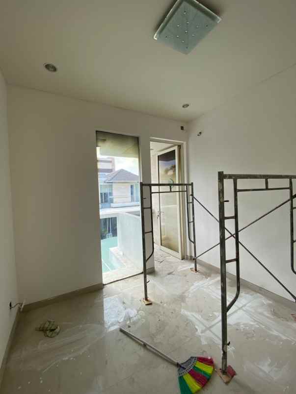 dijual rumah jalan royal residence