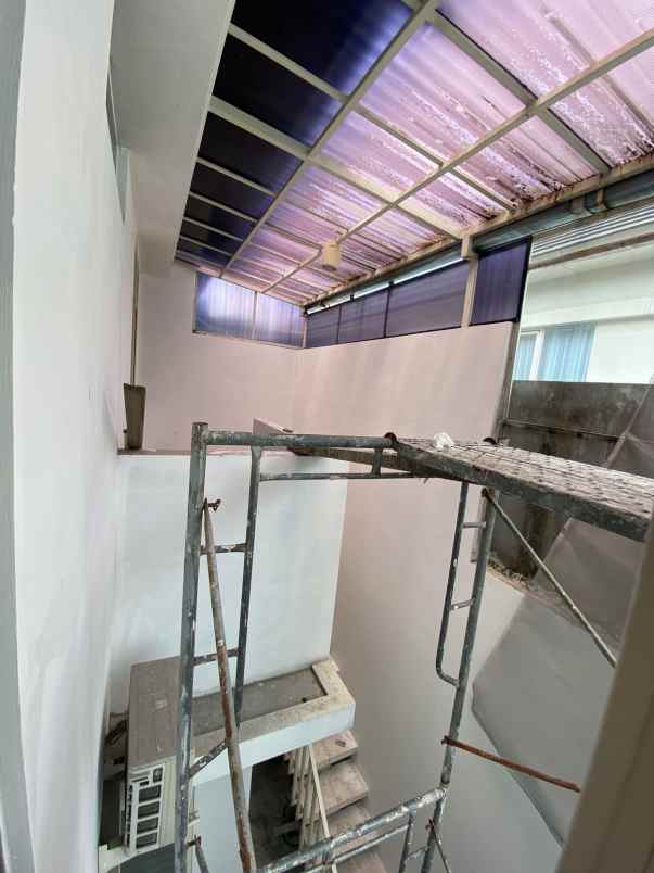 dijual rumah jalan royal residence