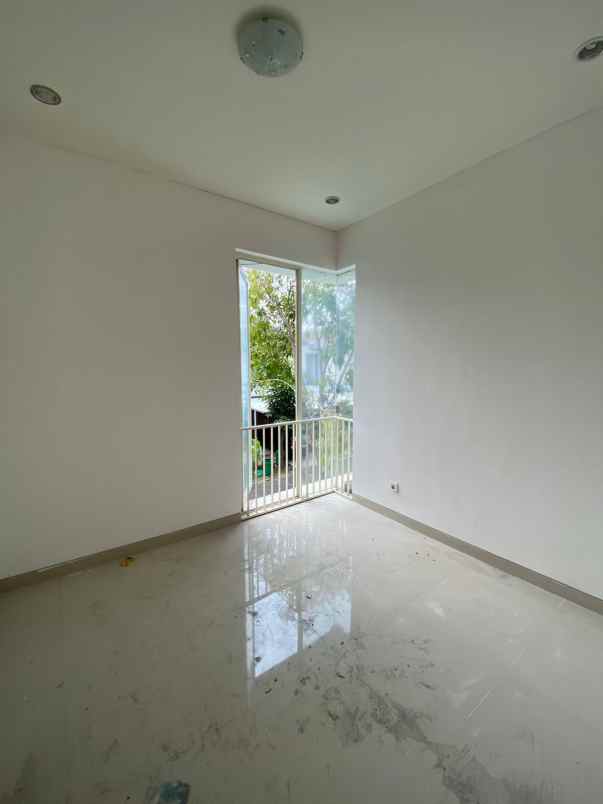 dijual rumah jalan royal residence