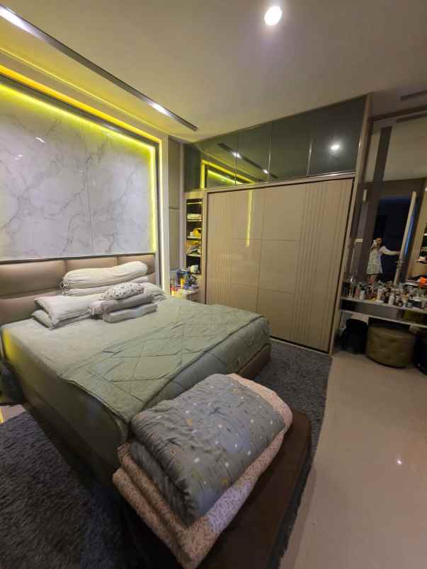 dijual rumah jalan royal residence