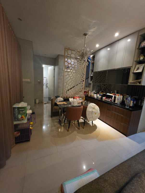 dijual rumah jalan royal residence