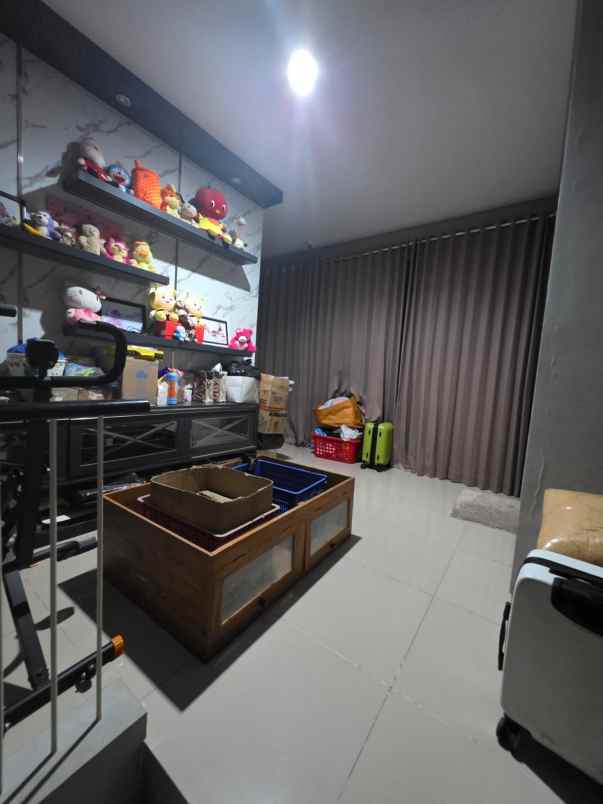 dijual rumah jalan royal residence