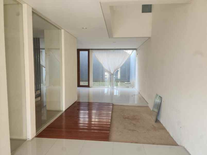 dijual rumah jalan the greenlake citraland