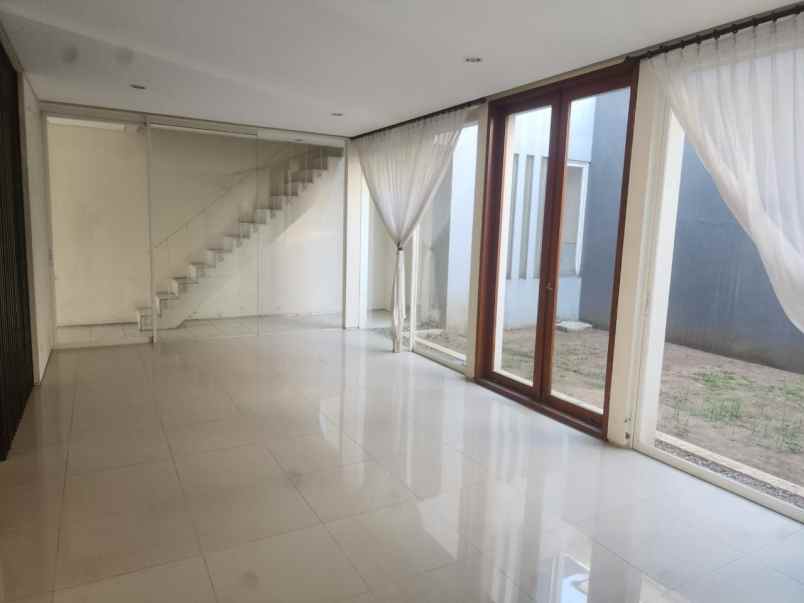 dijual rumah jalan the greenlake citraland