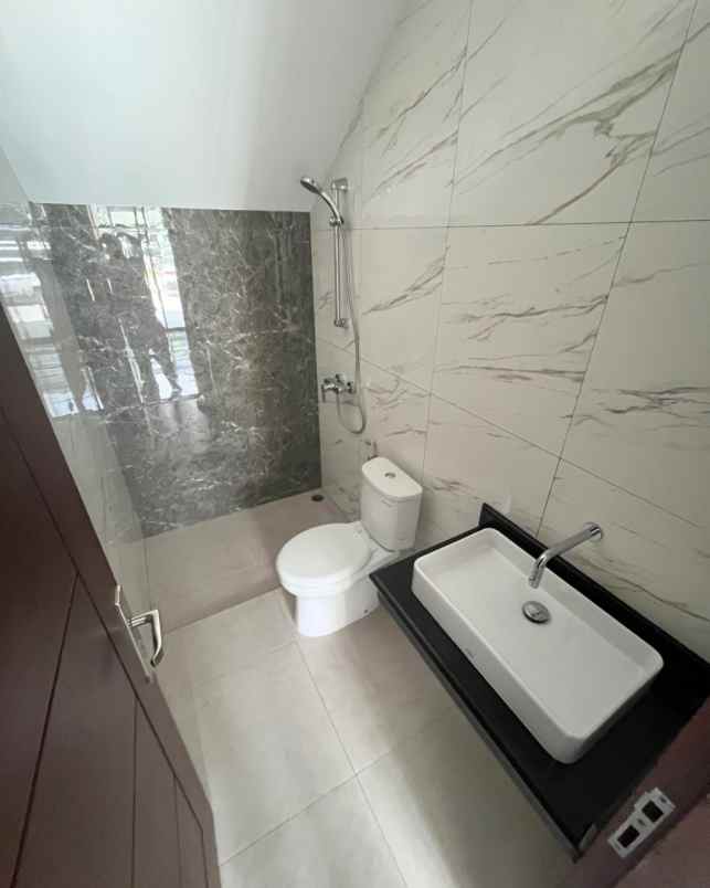 dijual rumah jalan woodland citraland