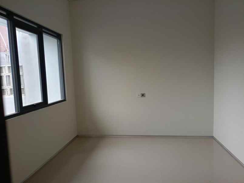 dijual rumah jl aria graha cipamokolan