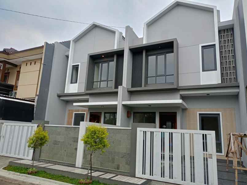 dijual rumah jl aria graha cipamokolan
