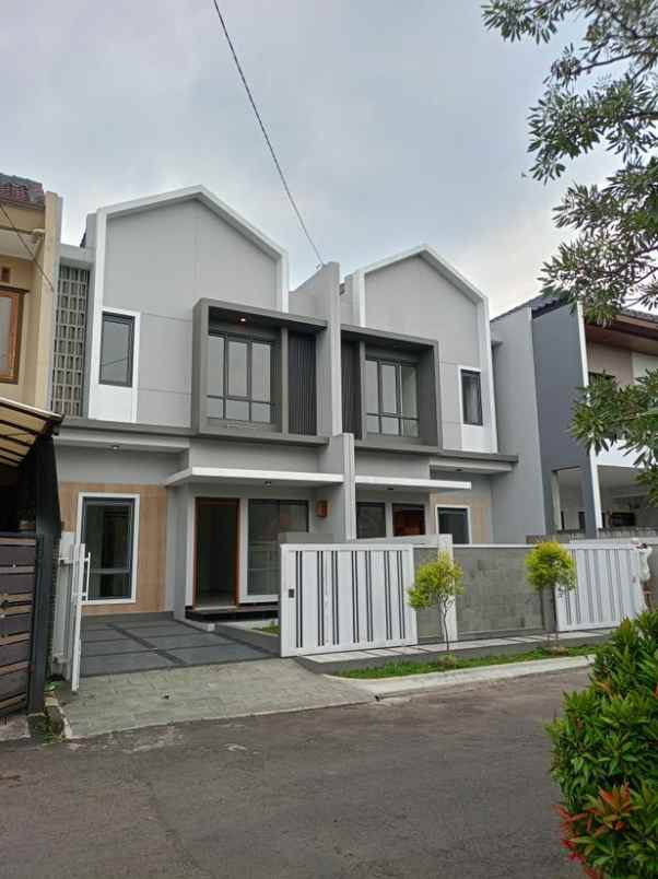 dijual rumah jl aria graha cipamokolan